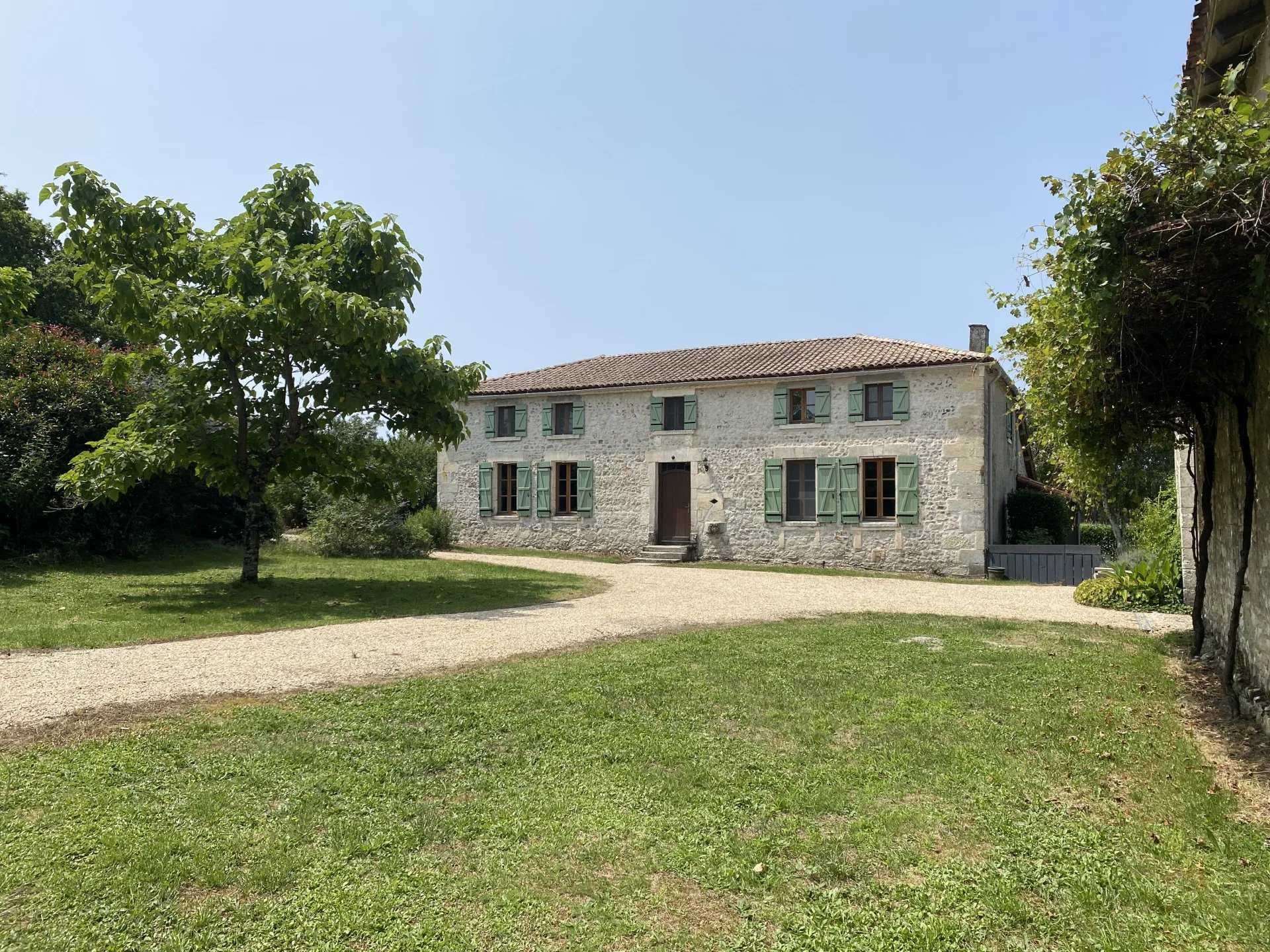Будинок в Brossac, Nouvelle-Aquitaine 12085113