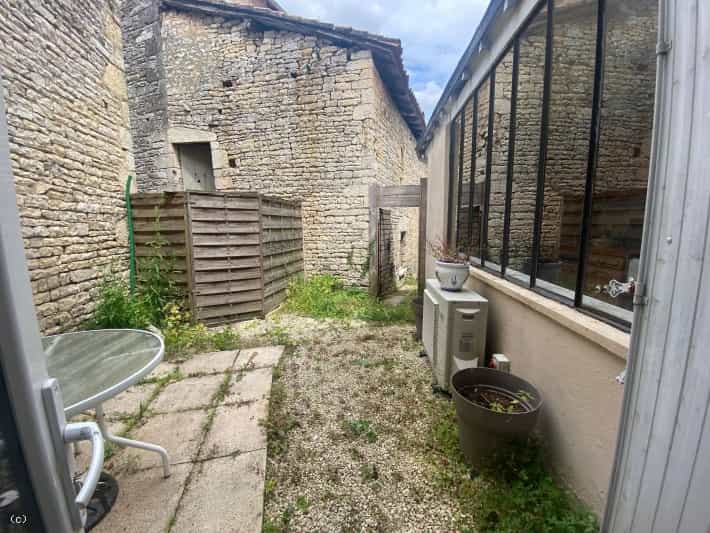 House in Verteuil-sur-Charente, Nouvelle-Aquitaine 12085182