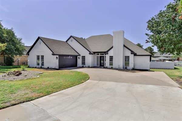 House in Granbury, Texas 12086348