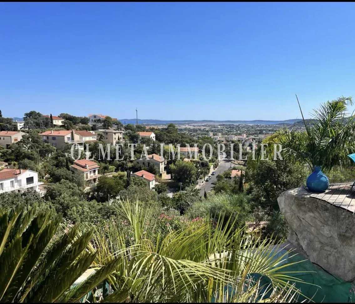 House in Hyeres, Provence-Alpes-Cote d'Azur 12086377