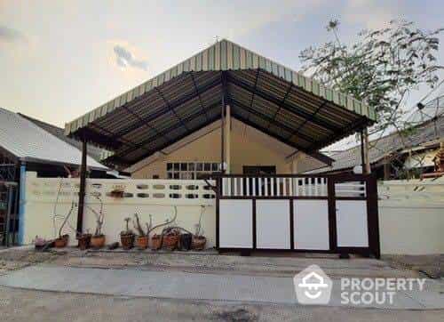 House in Huai Khwang, Krung Thep Maha Nakhon 12086903
