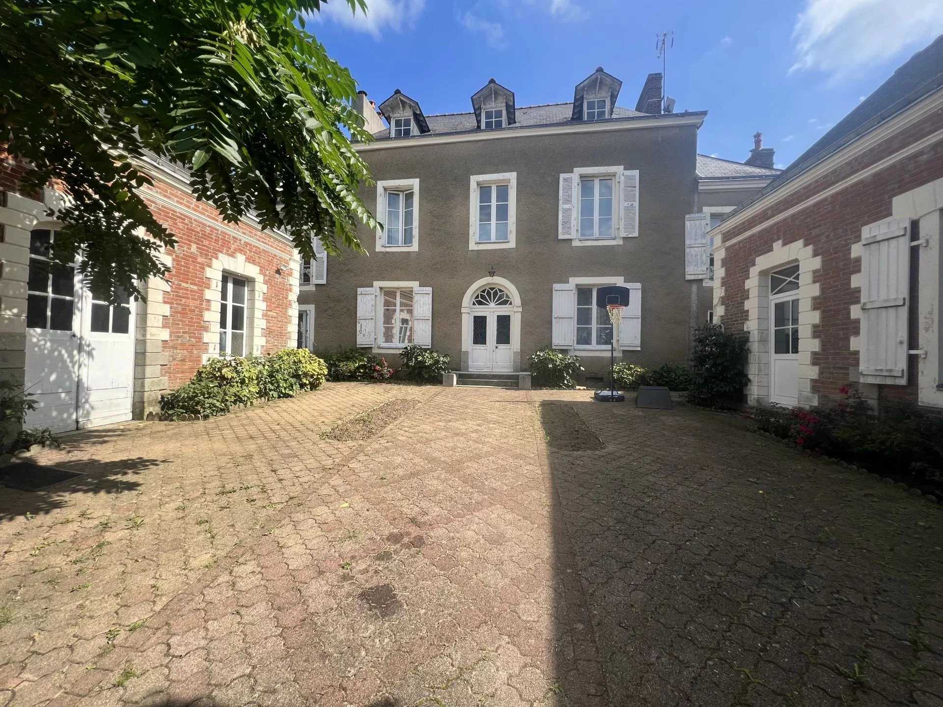 Useita taloja sisään Laval, Pays de la Loire 12088402
