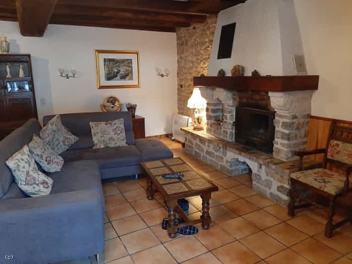 House in Champagne-Mouton, Nouvelle-Aquitaine 12089810