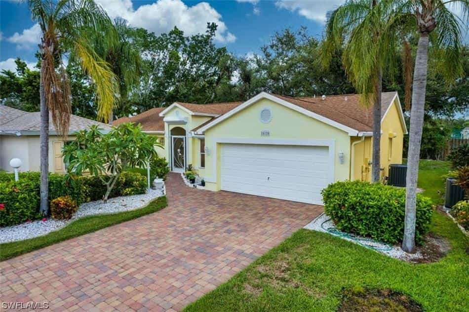 House in Cypress Lake, Florida 12091148