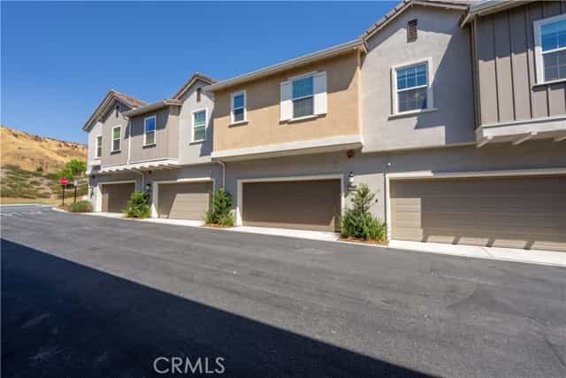 Condominium in Santa Clarita, California 12094224