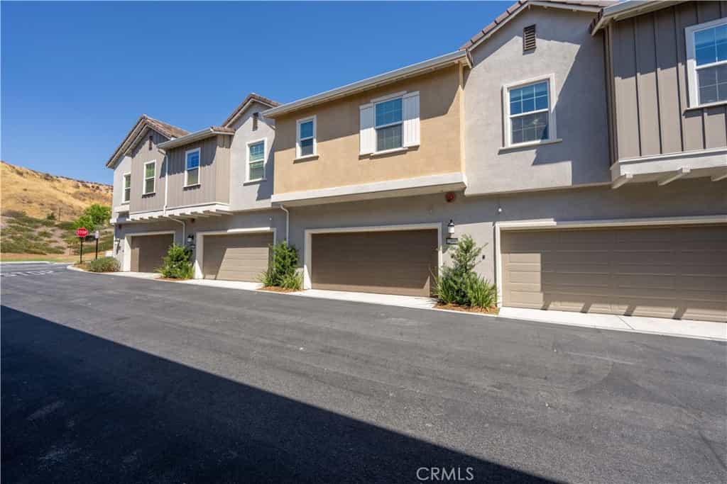 Condominium in Santa Clarita, California 12094224