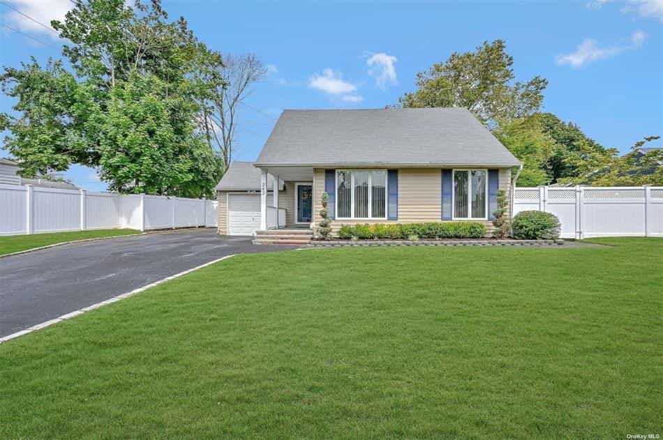 House in West Islip, New York 12095325