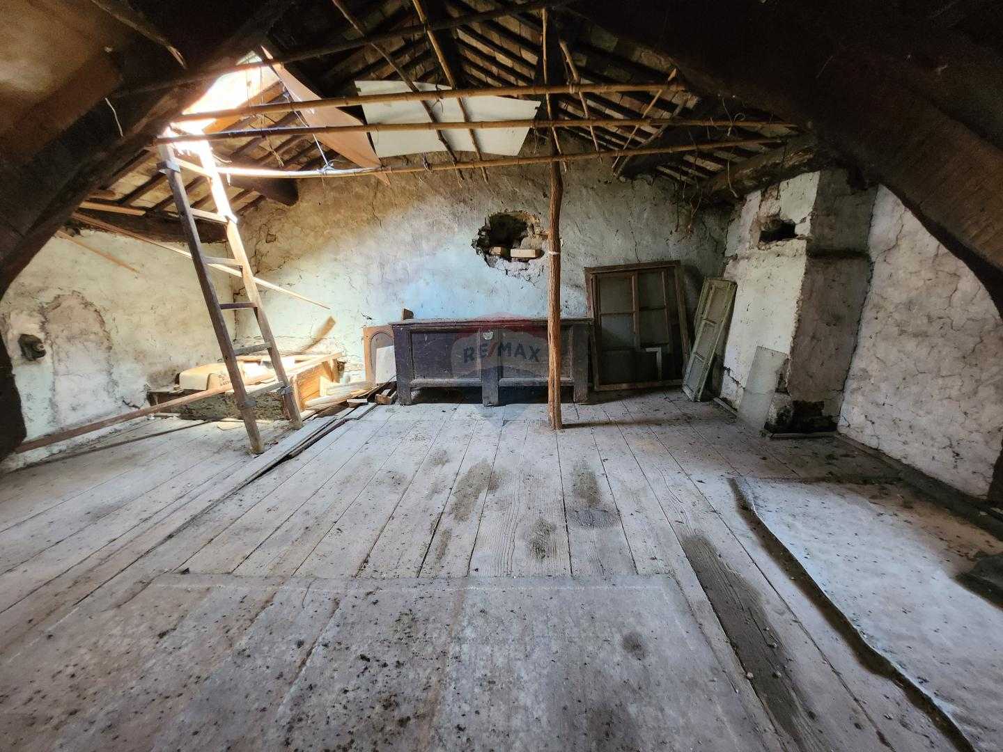 房子 在 Roč, Istarska županija 12095654