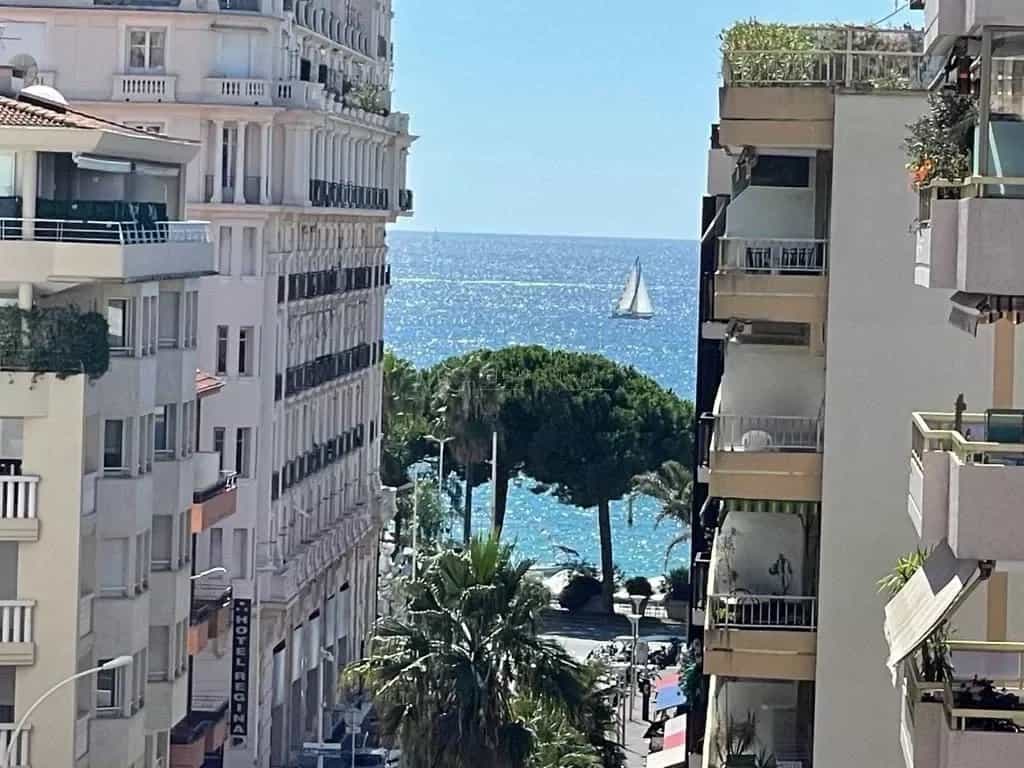 Condominium in Cannes, Provence-Alpes-Cote d'Azur 12096134