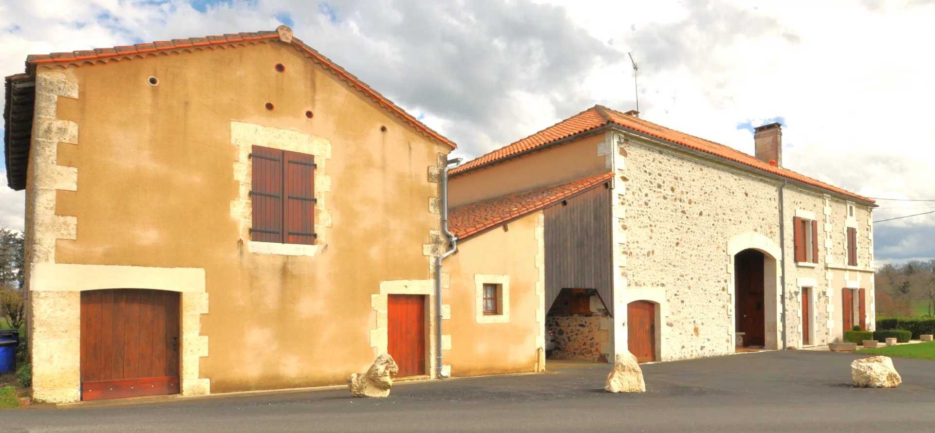 بيت في Montbron, Nouvelle-Aquitaine 12097276