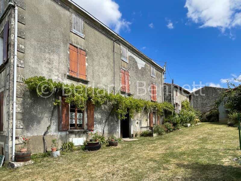 Rumah di Sauze-Vaussais, Nouvelle-Aquitaine 12097414