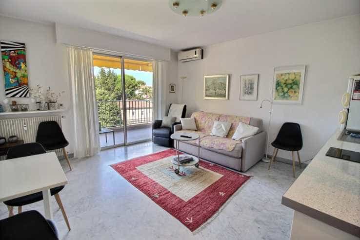 Condominium in Antibes, Provence-Alpes-Côte d'Azur 12098224