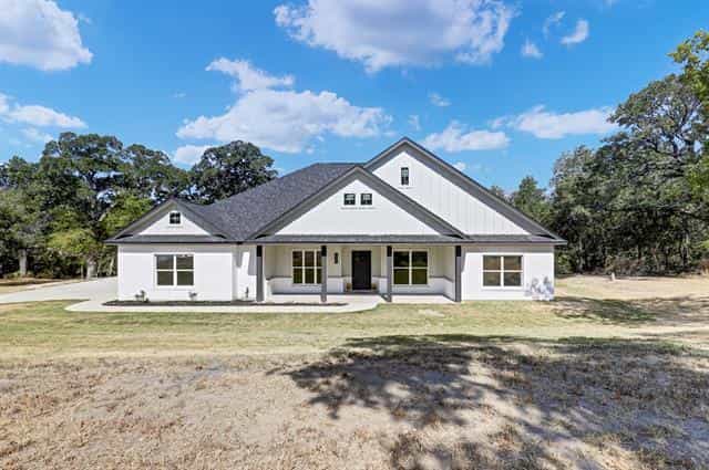 House in Adell, Texas 12099925