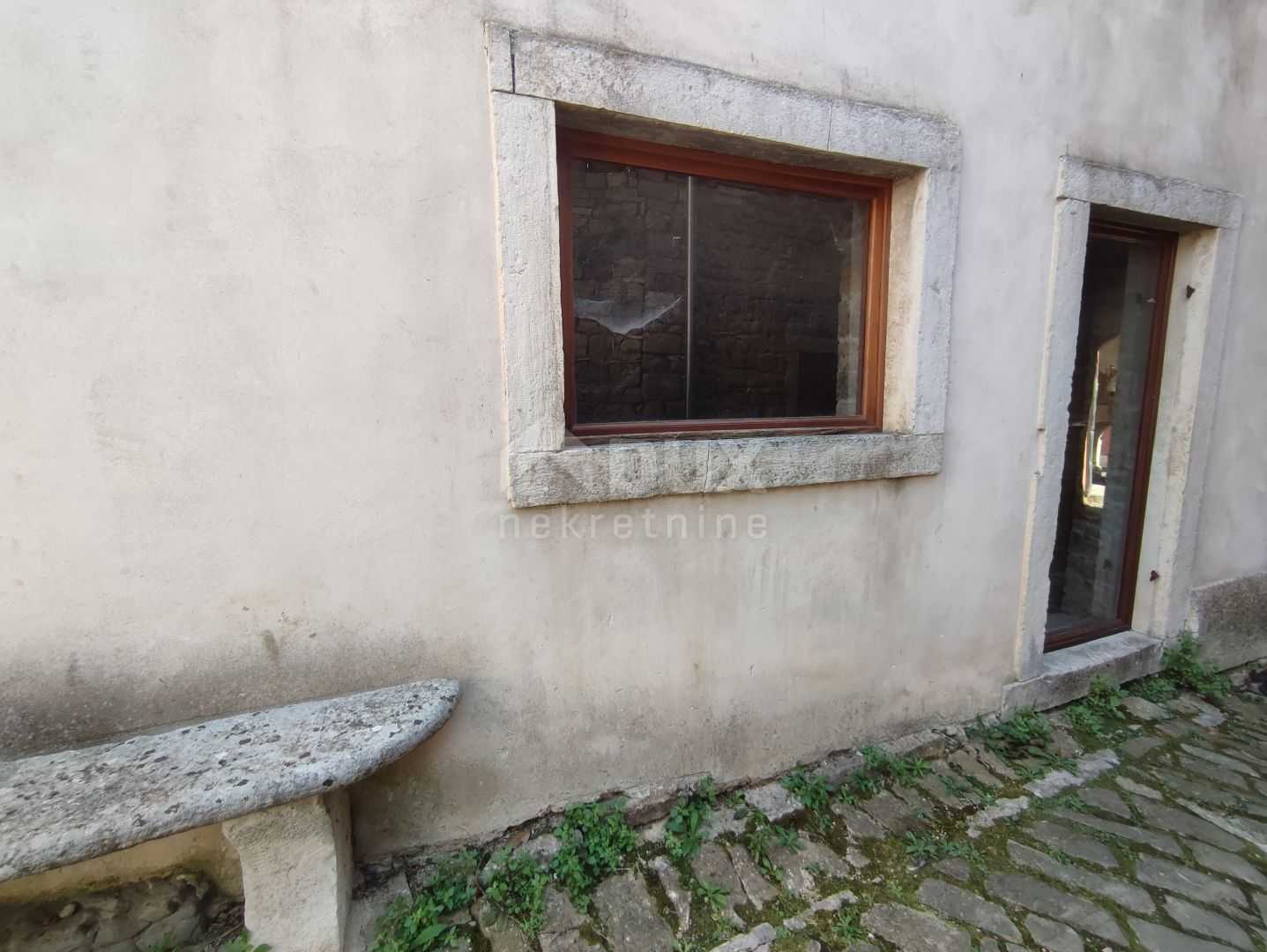 House in Oprtalj, Istria County 12100348