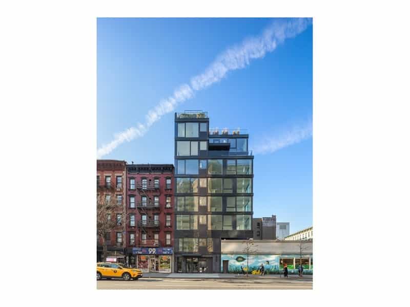 Condominium in New York, New York 12100403