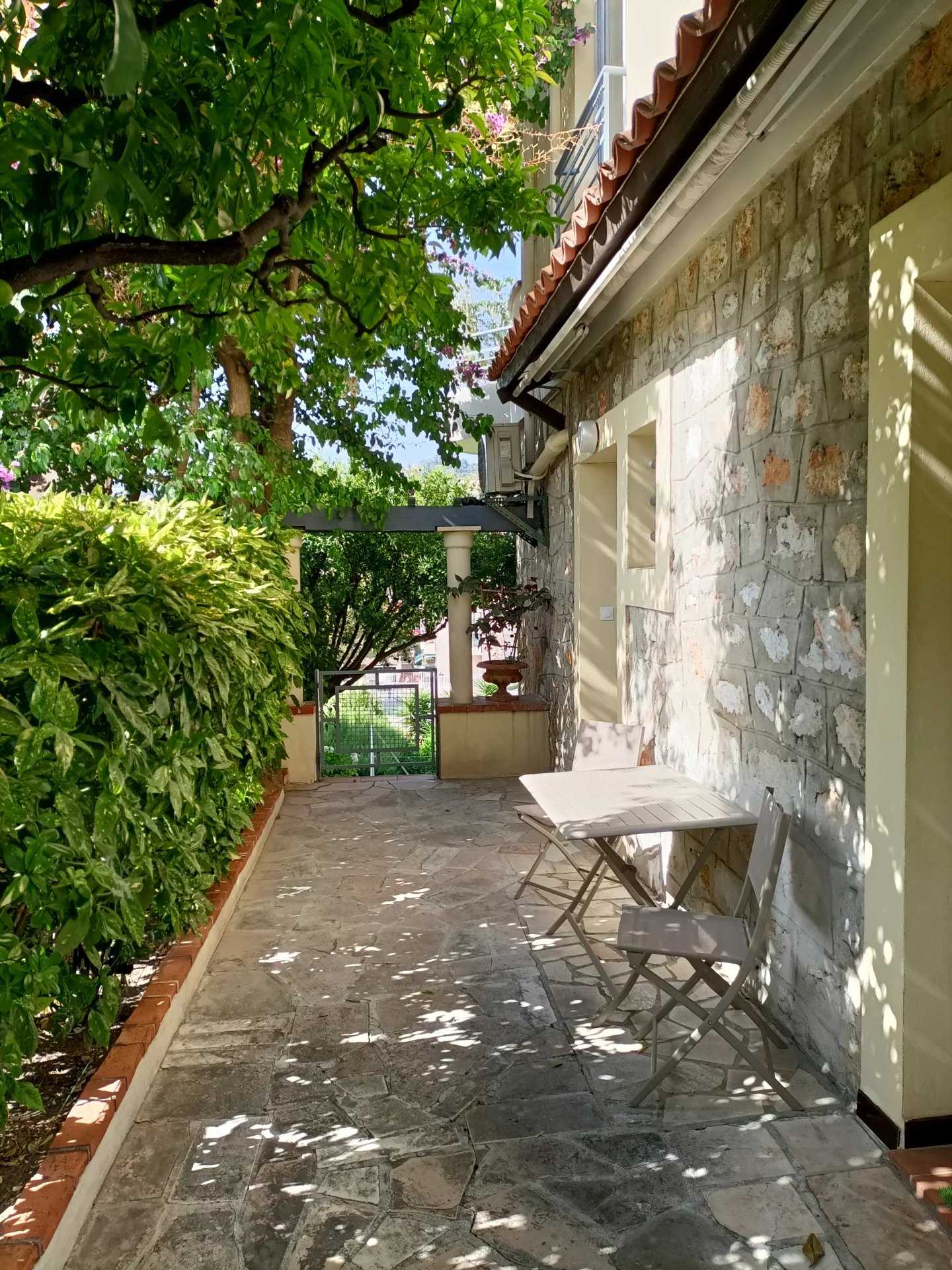 Condominium in Leuk, Provence-Alpes-Côte d'Azur 12101476