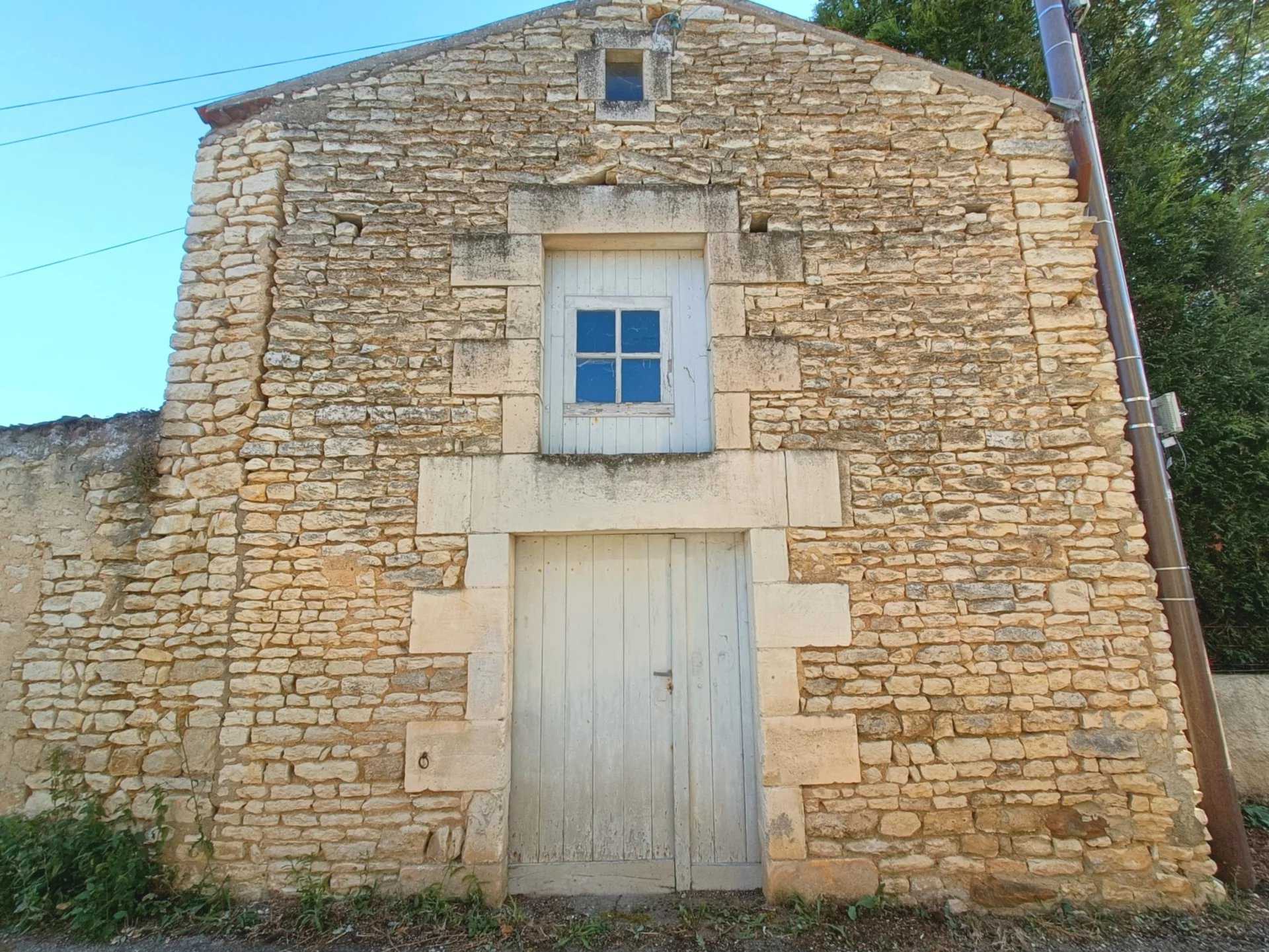 Talo sisään Neuville-de-Poitou, Nouvelle-Aquitaine 12101491