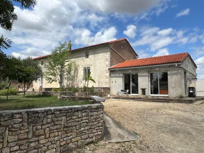Rumah di Civray, Nouvelle-Aquitaine 12102823