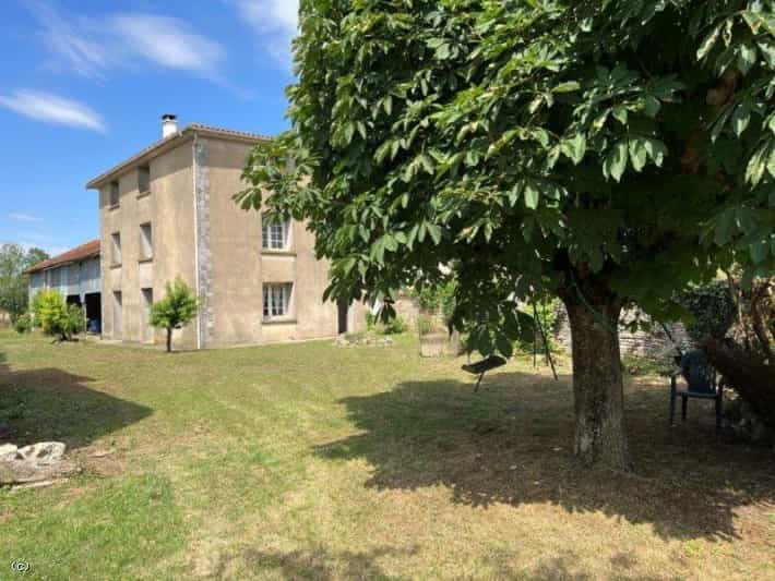 Rumah di Villefagnan, Nouvelle-Aquitaine 12102834