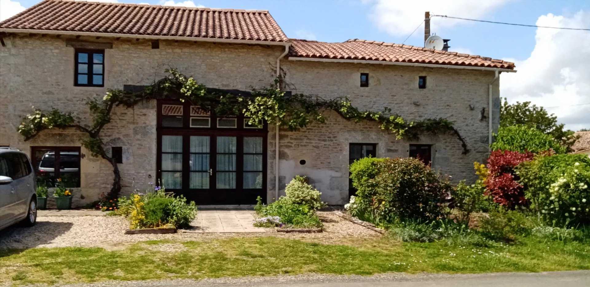 मकान में Savigné, Nouvelle-Aquitaine 12102897