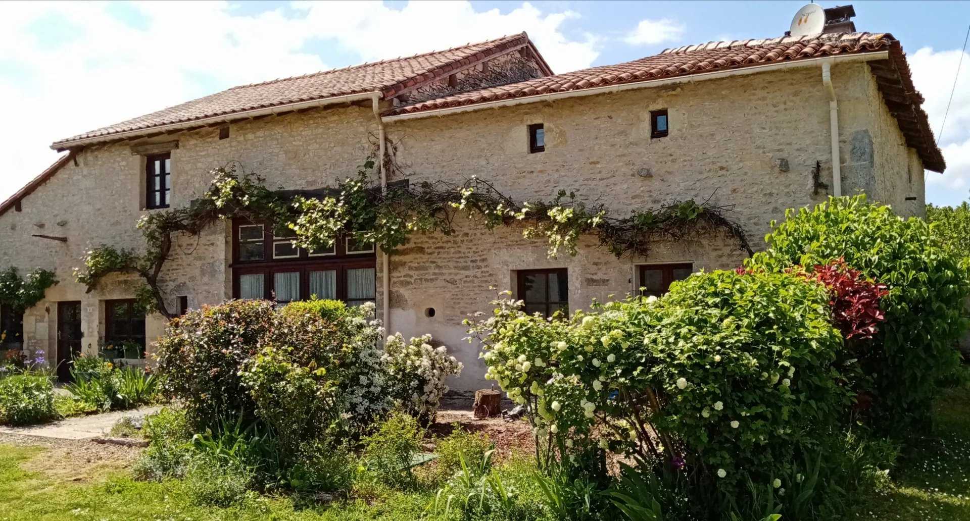 σπίτι σε Savigné, Nouvelle-Aquitaine 12102897