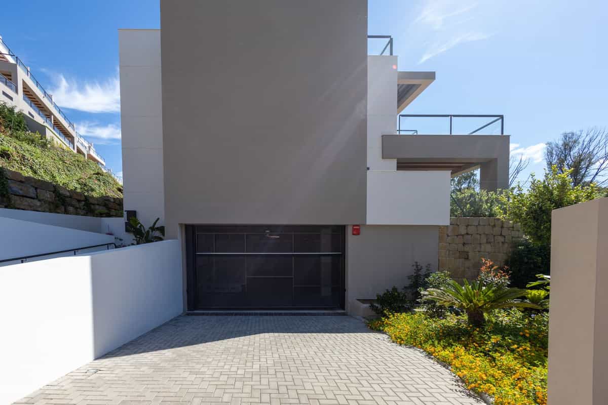 Condominium in Marbella, Andalucía 12103541