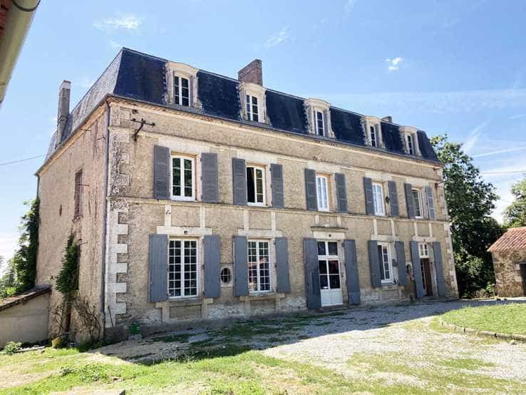 Rumah di Confolens, Nouvelle-Aquitaine 12104019