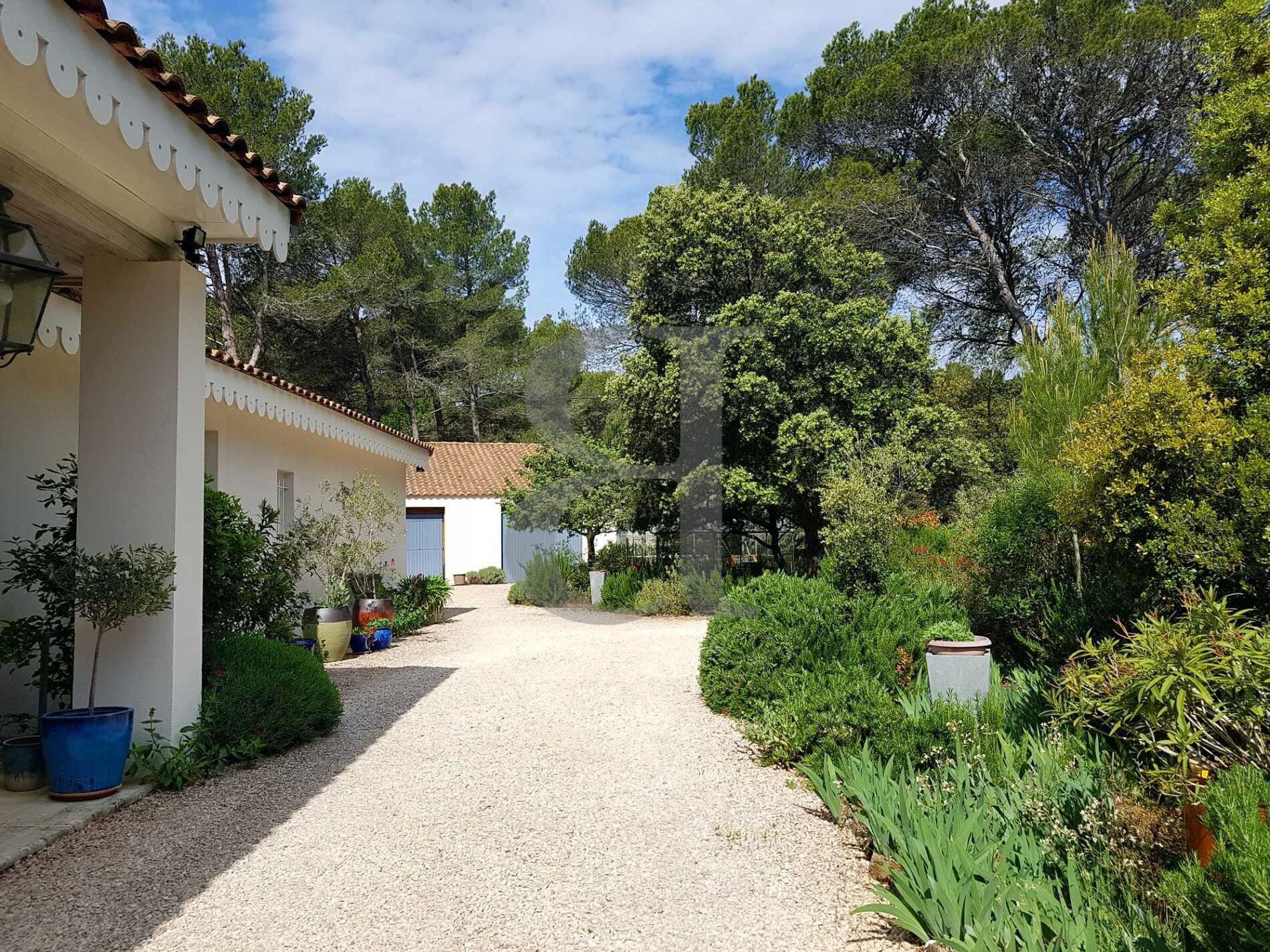 بيت في Sainte-Cécile-les-Vignes, Provence-Alpes-Côte d'Azur 12106337