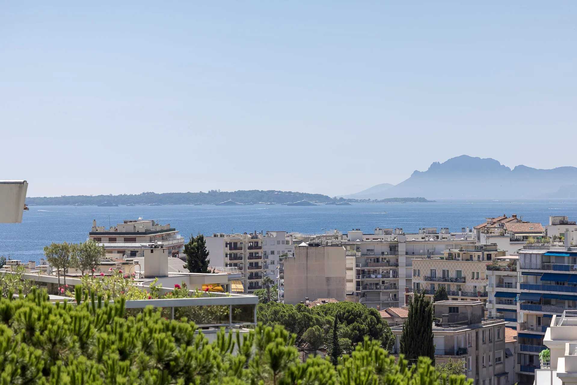 Condominium in Antibes, Provence-Alpes-Côte d'Azur 12106594