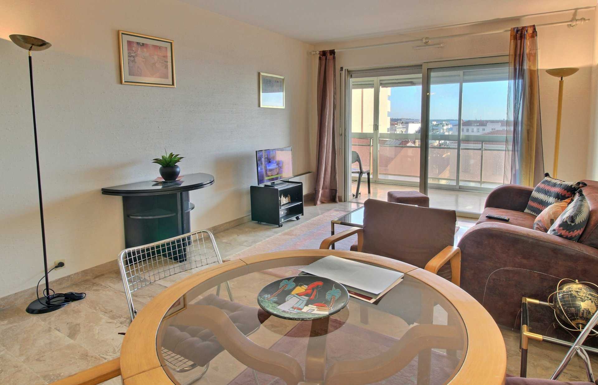 Condominium in Cannes, Provence-Alpes-Cote d'Azur 12106891