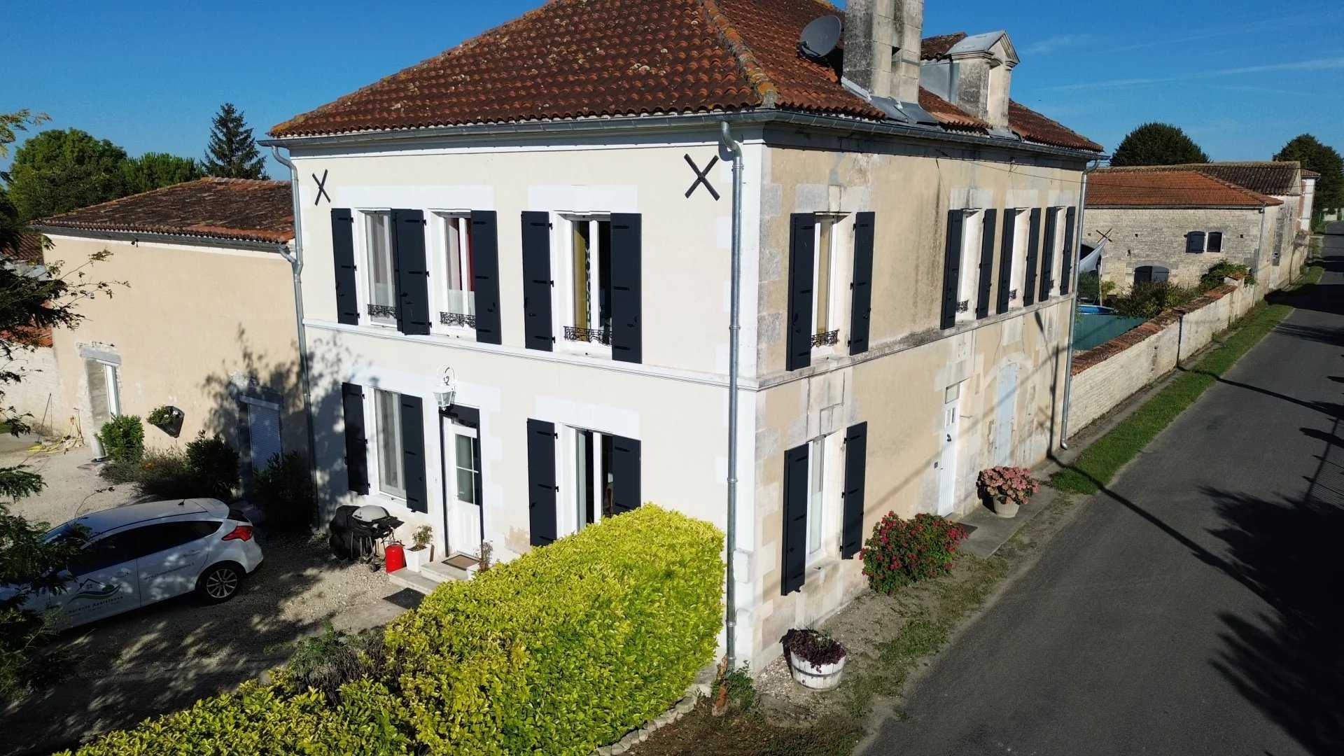 жилой дом в Saint-Cybardeaux, Nouvelle-Aquitaine 12106985