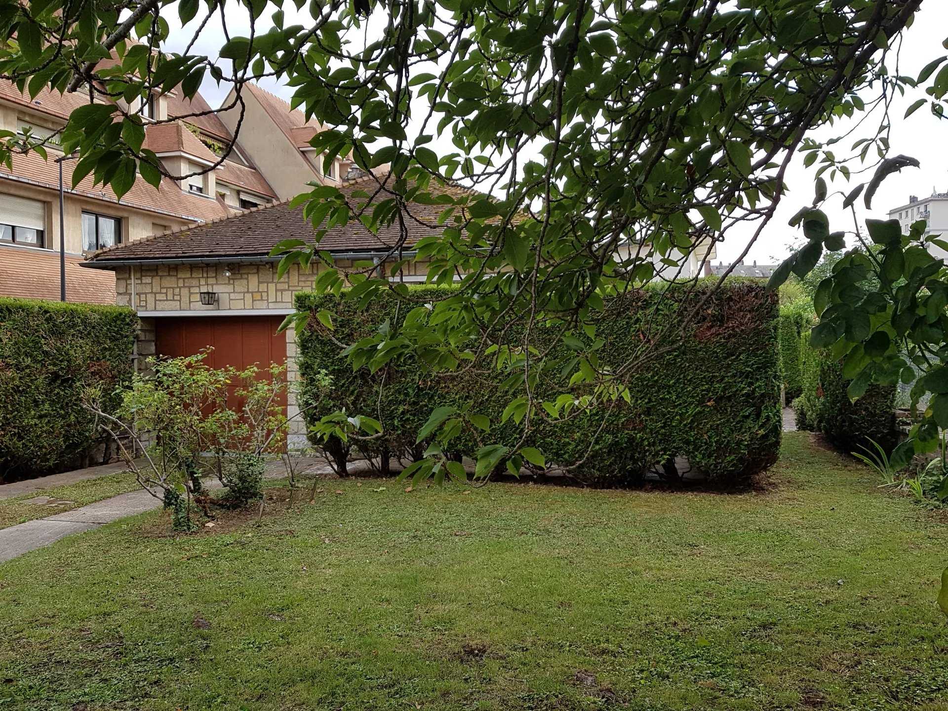 Multiple Houses in Louviers, Eure 12107772