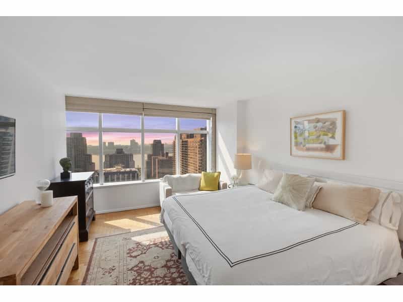 Condominium in Manhattan, New York 12108052