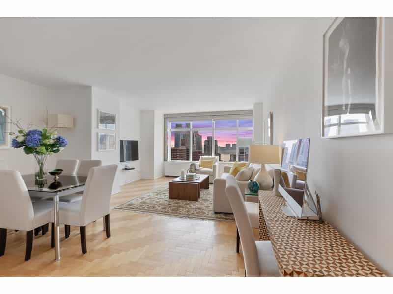 Condominium in Manhattan, New York 12108052