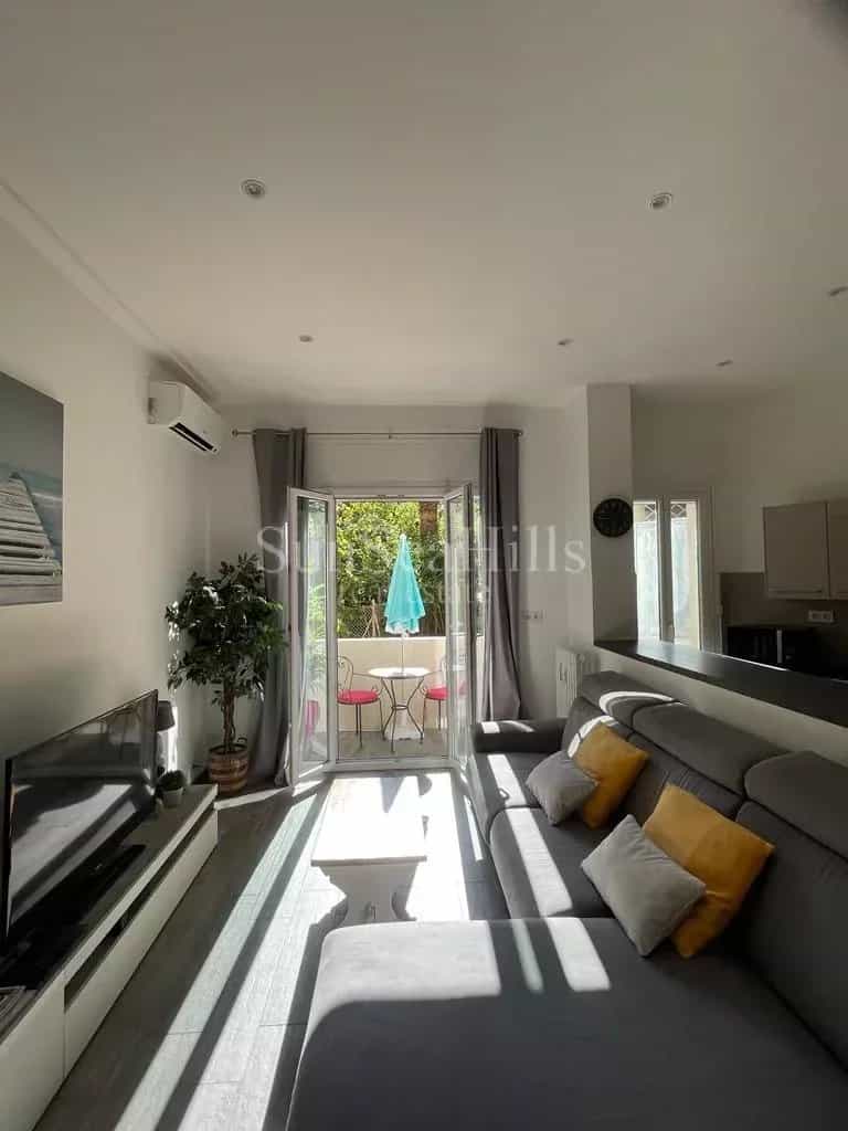 Condominium in Nice, Provence-Alpes-Cote d'Azur 12112048