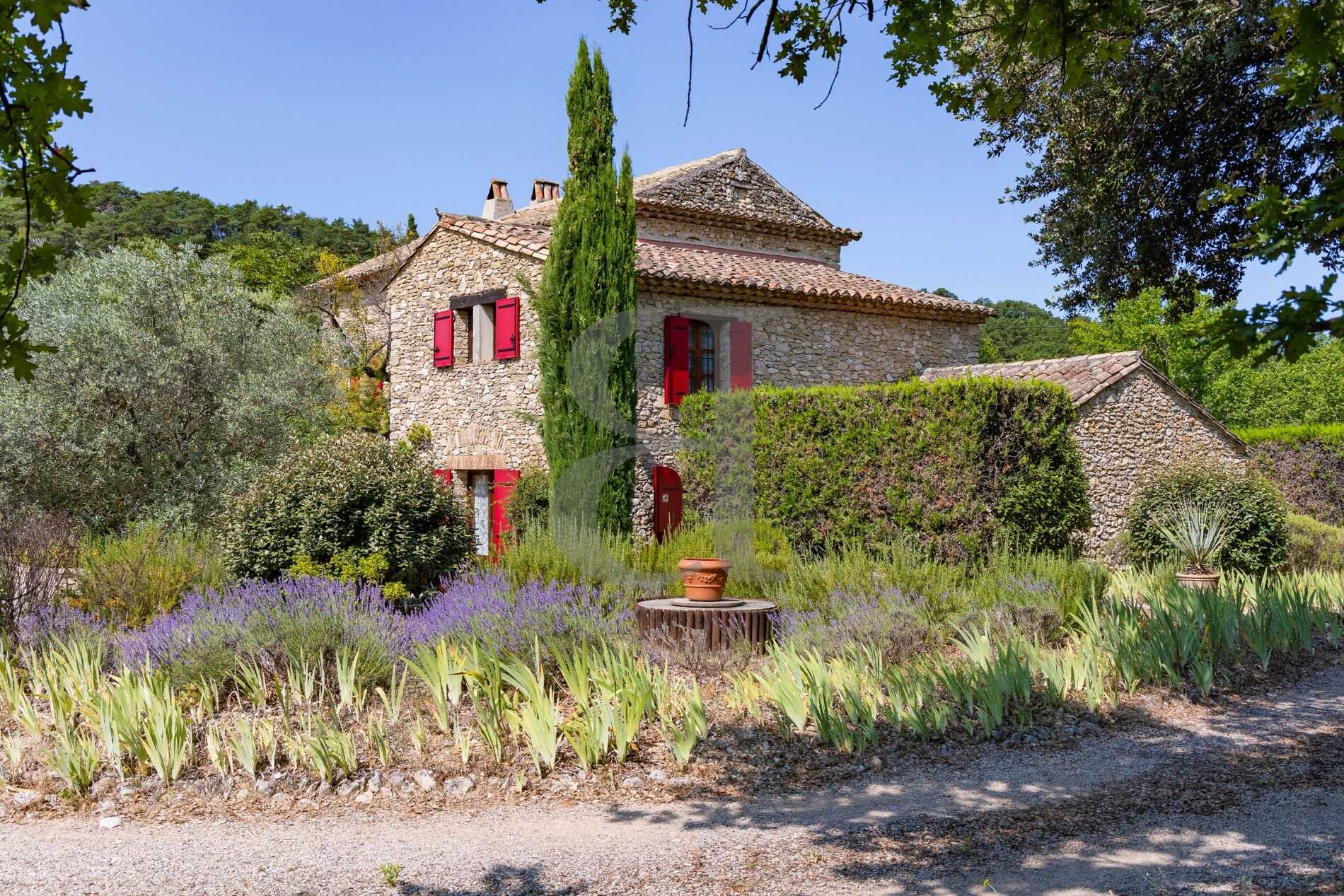 Talo sisään Vaison-la-Romaine, Provence-Alpes-Cote d'Azur 12113726