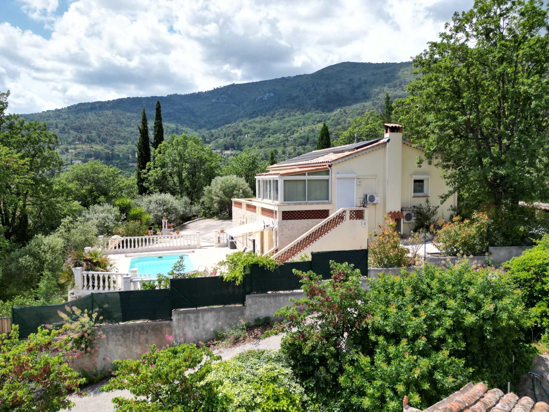 Talo sisään Seillans, Provence-Alpes-Côte d'Azur 12113772