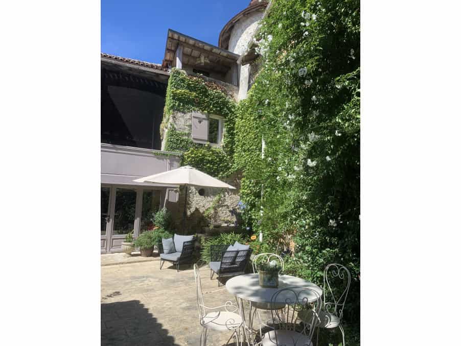 Casa nel Chasseneuil-sur-Bonnieure, Nouvelle-Aquitaine 12113962