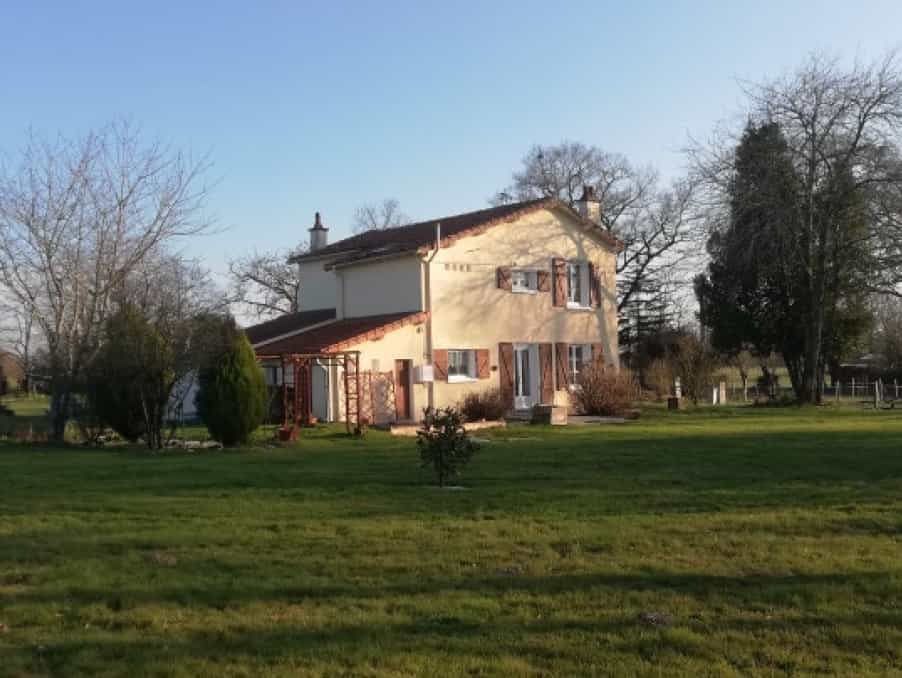 Rumah di Ambernac, Nouvelle-Aquitaine 12113975