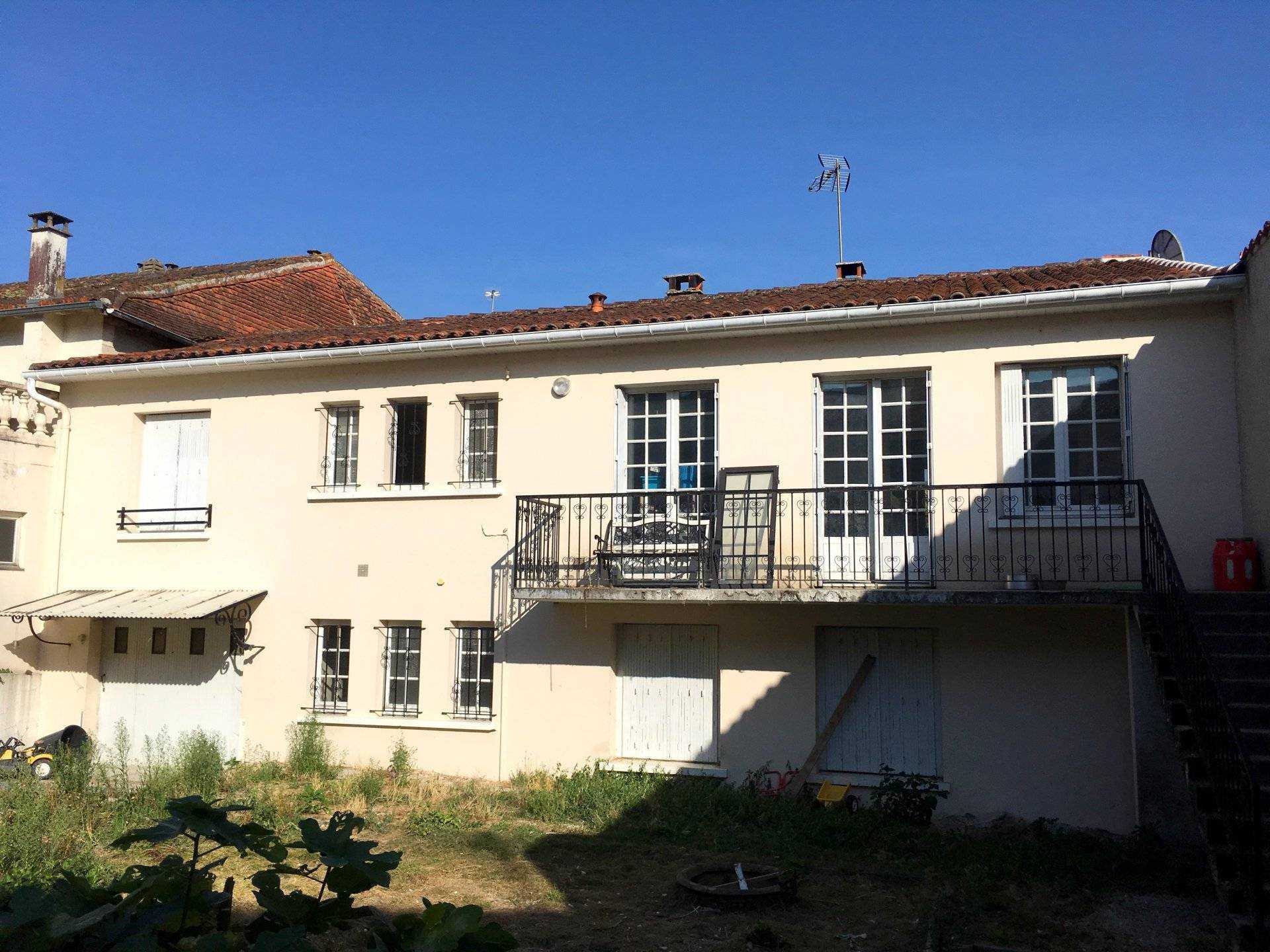 House in Montmoreau, Nouvelle-Aquitaine 12114038