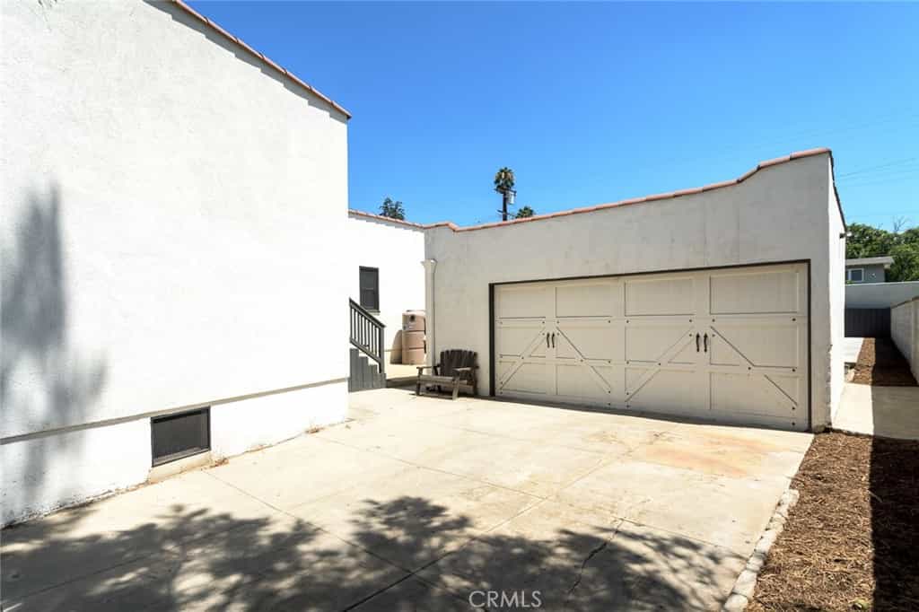 House in Los Angeles, California 12116464