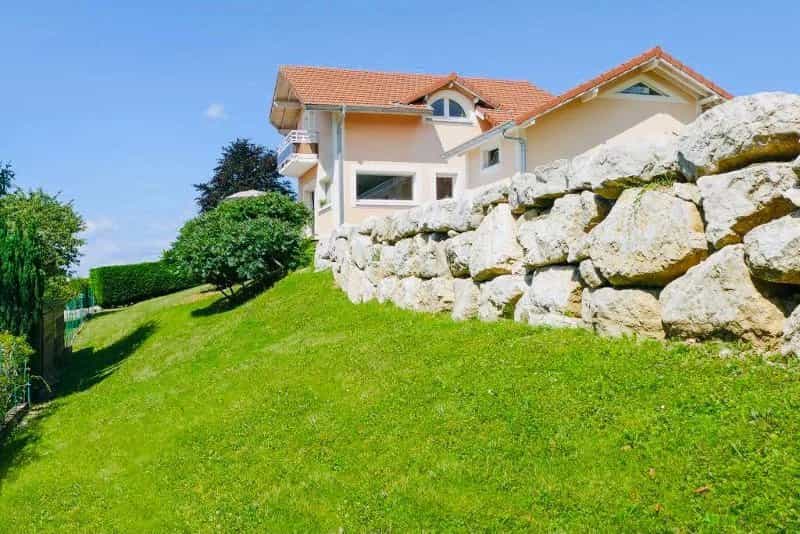 жилой дом в Cranves-Sales, Haute-Savoie 12117299