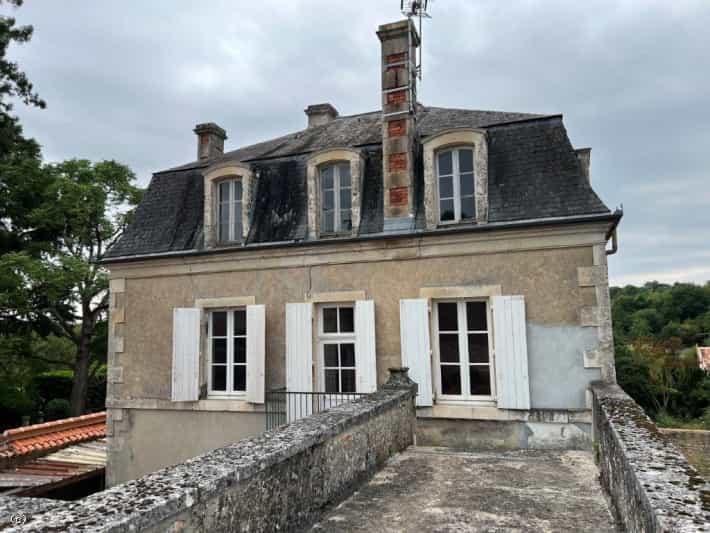 Rumah di Ruffec, Nouvelle-Aquitaine 12119630