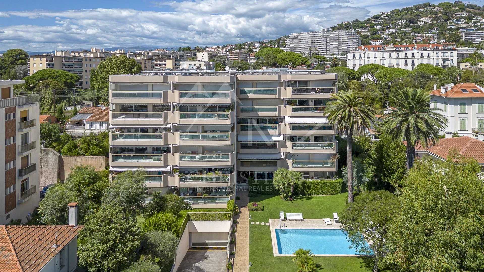Condominium in Cannes, Provence-Alpes-Côte d'Azur 12120050