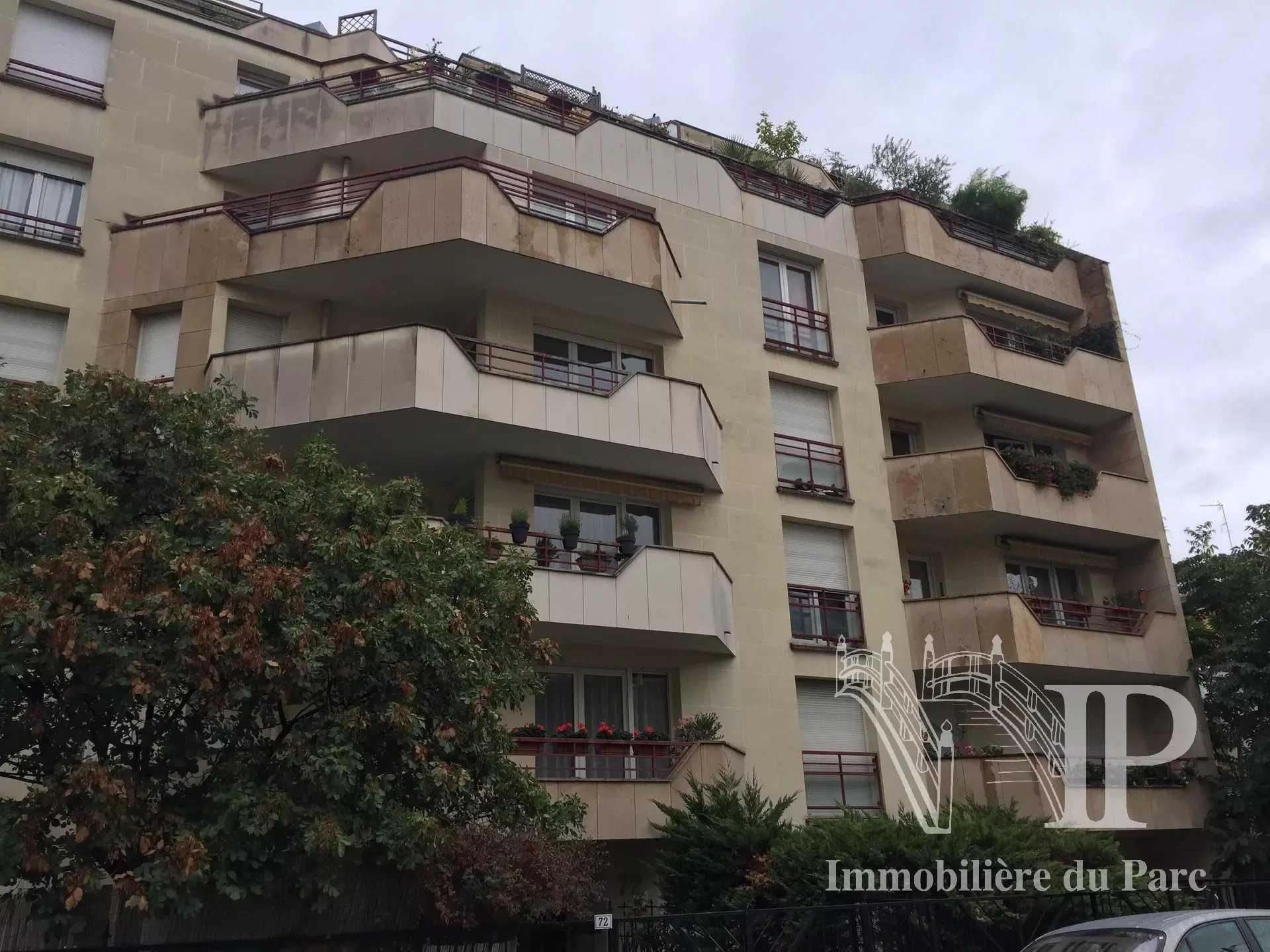 Condominium in Courbevoic, Ile-de-France 12120054