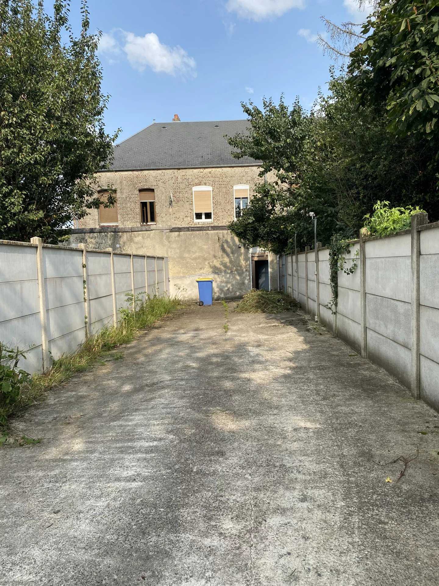 房子 在 Hirson, Aisne 12121560