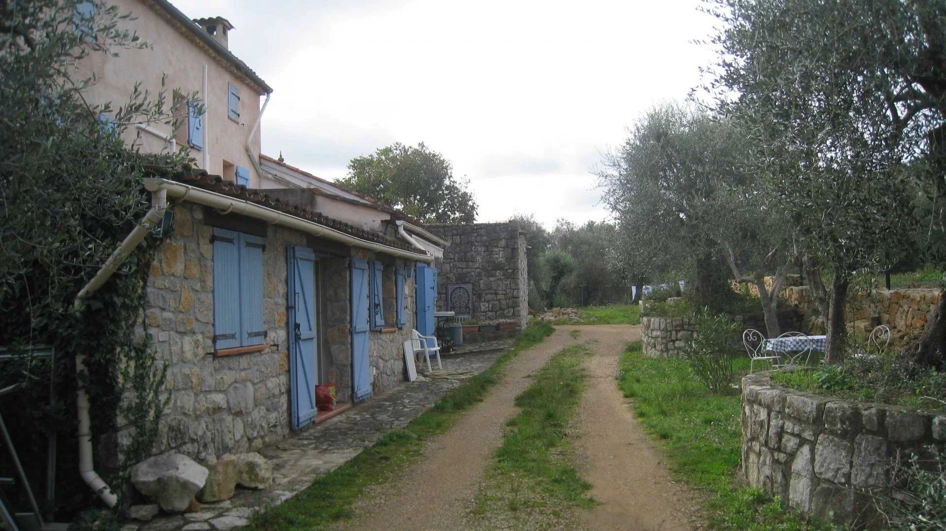 Inny w Grasse, Provence-Alpes-Cote d'Azur 12121588