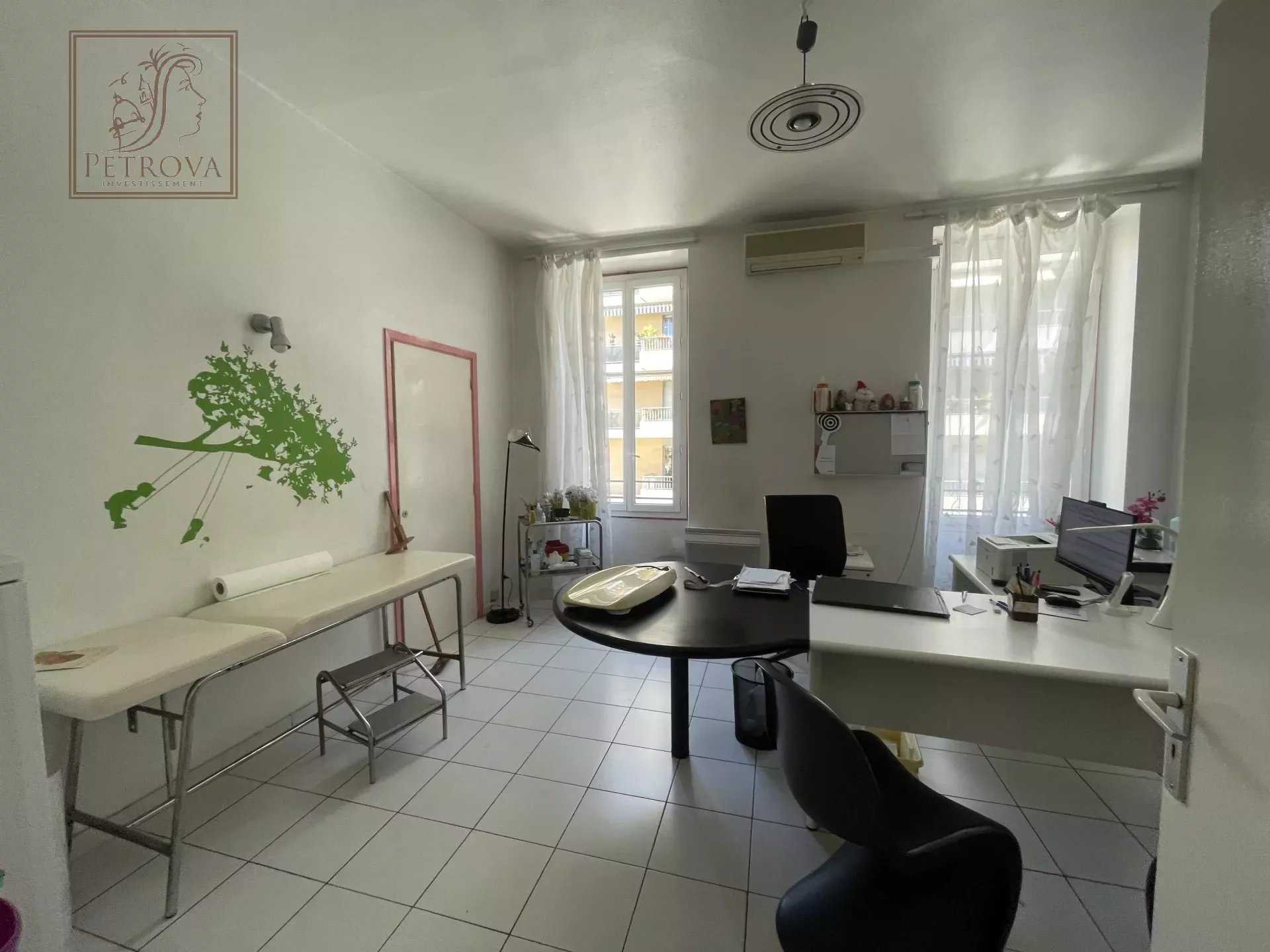 Condominium in Nice, Provence-Alpes-Cote d'Azur 12121597