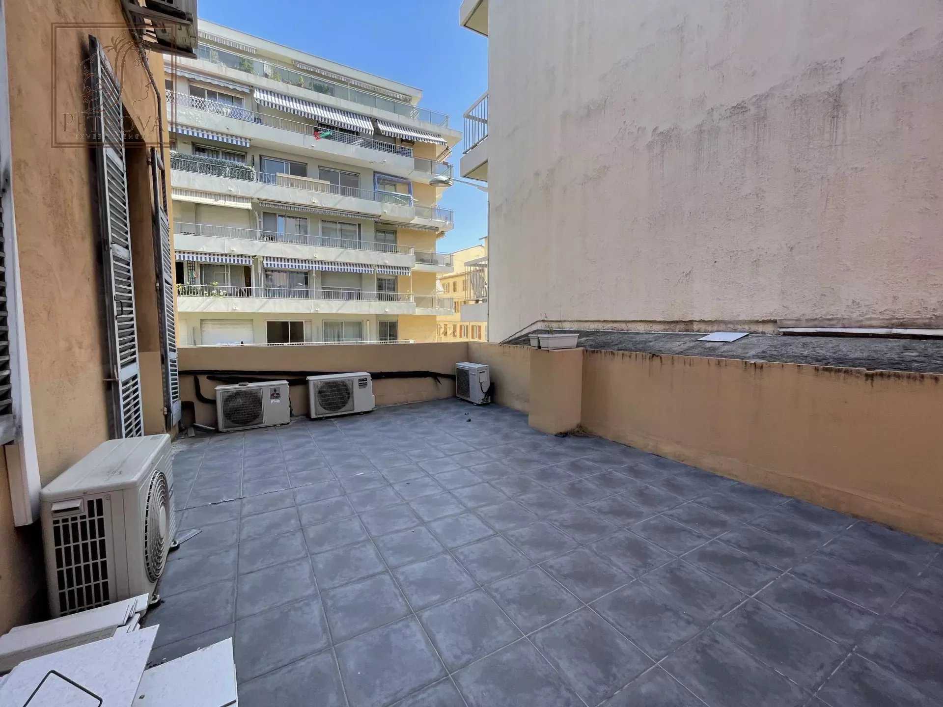 Condominium in Nice, Provence-Alpes-Cote d'Azur 12121599