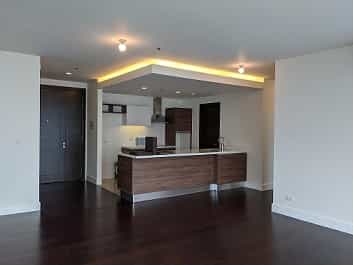 Condominium in San Lorenzo, Makati 12122590